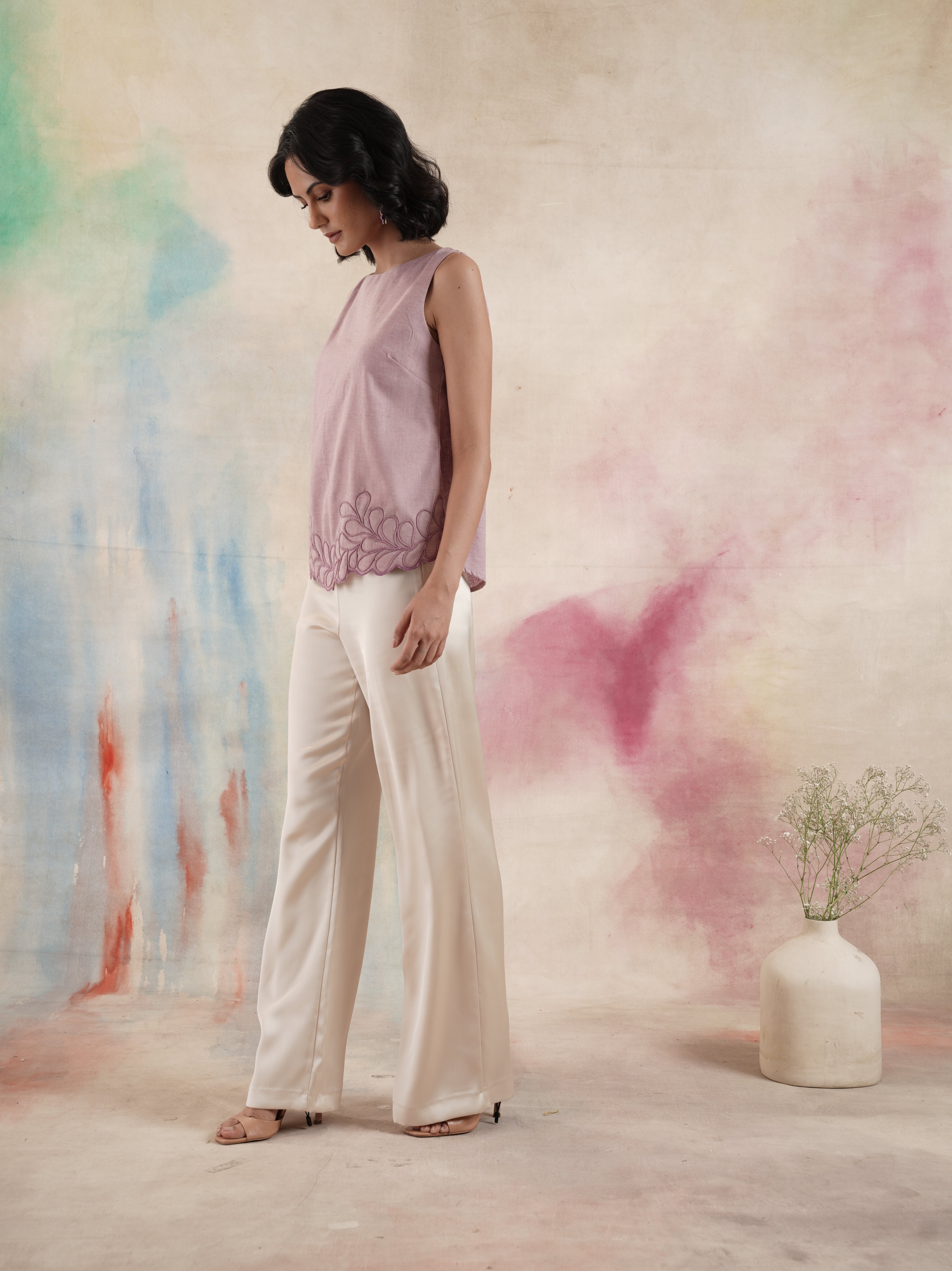 Women's Sleeveless Scalloped Embroidered Hem Top